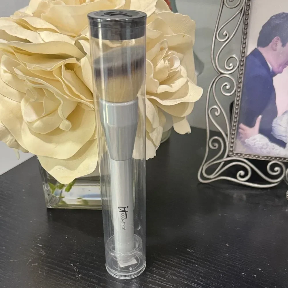 IT Cosmetics CC+ Angled Buffing Foundation Brush- Discontinued! Airbrush finish